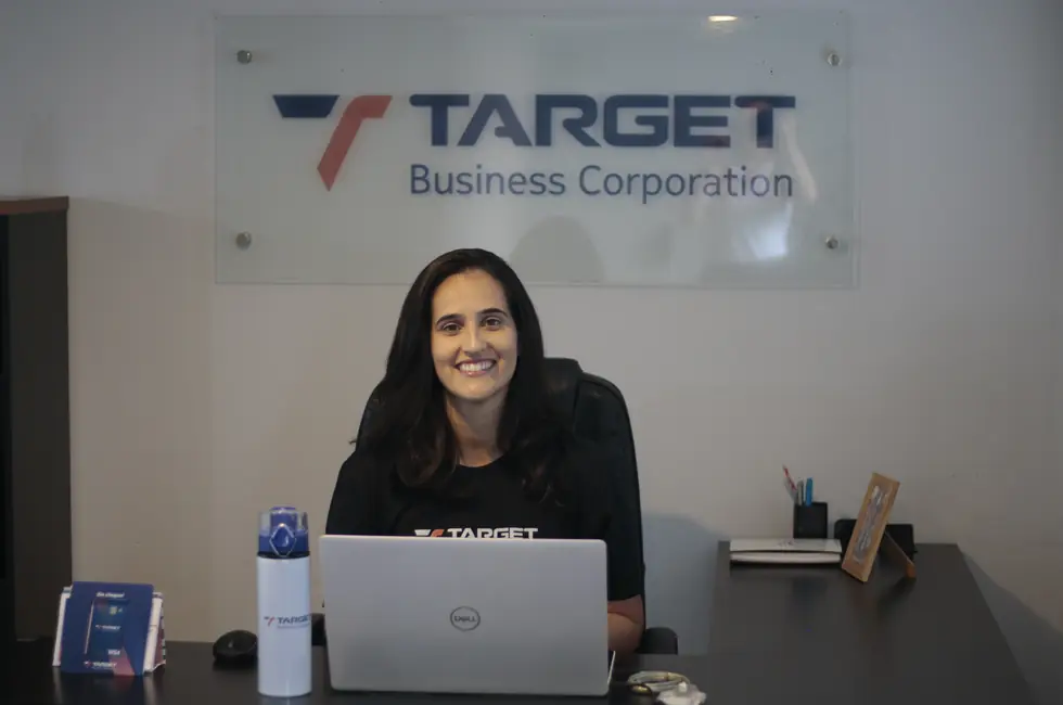 Recepção da Target Business Corporation em Extrema, Minas Gerais, com o letreiro da marca ao fundo