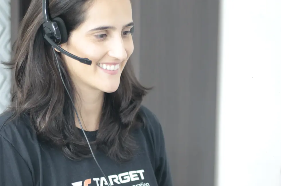 Atendente da Target com headset durante uma ligação de suporte